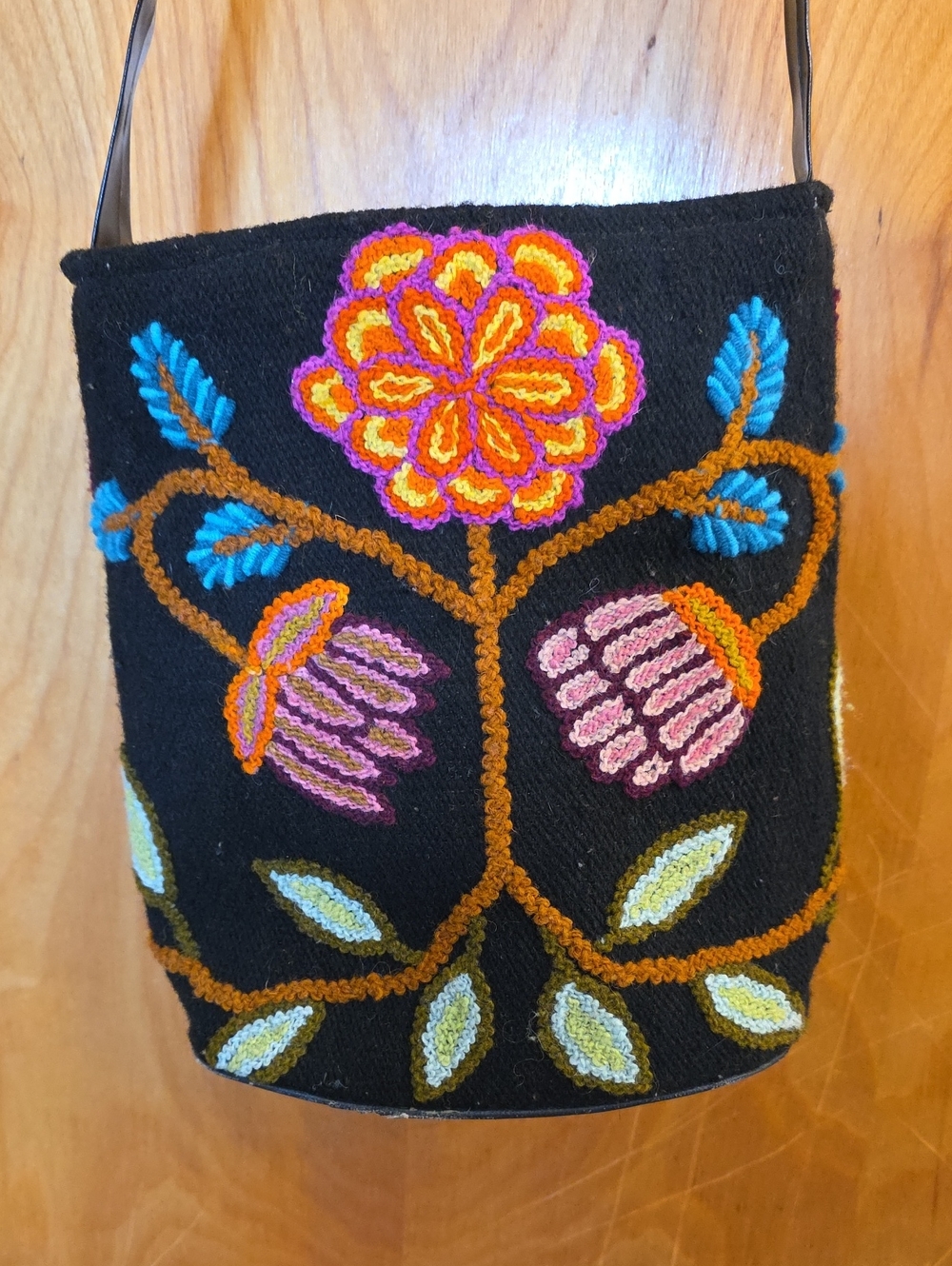 JENNY KRAUSS Black Embroidered Floral Crossbody Bag - Vibrant Multicolor Accents